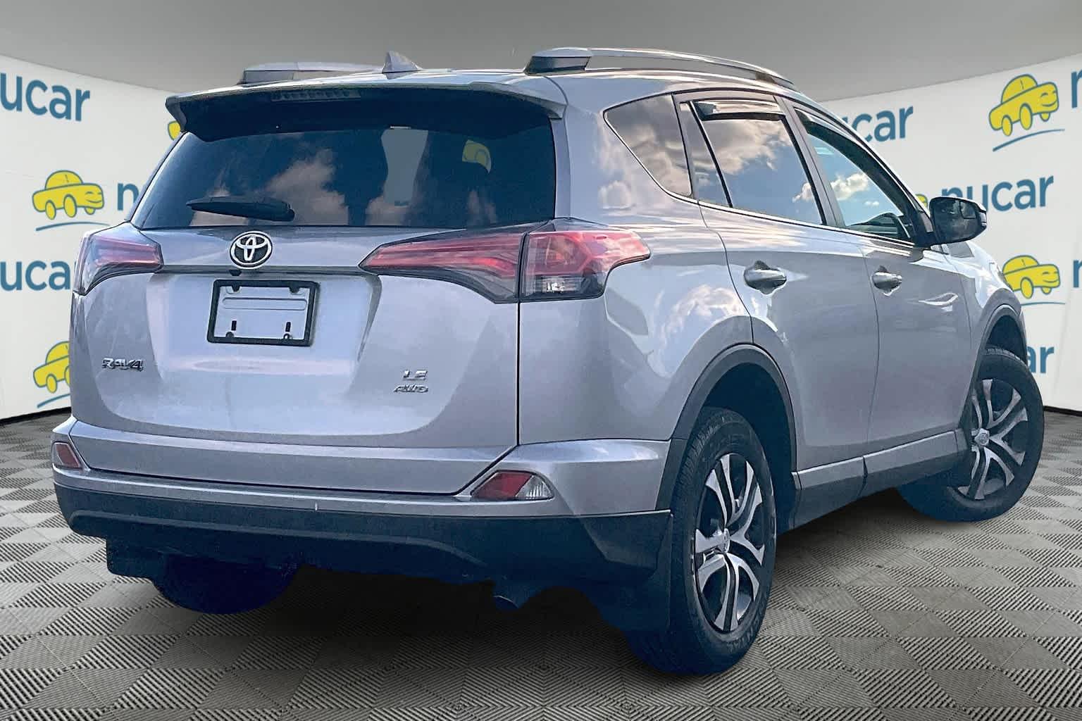 2016 Toyota RAV4 LE - Photo 6