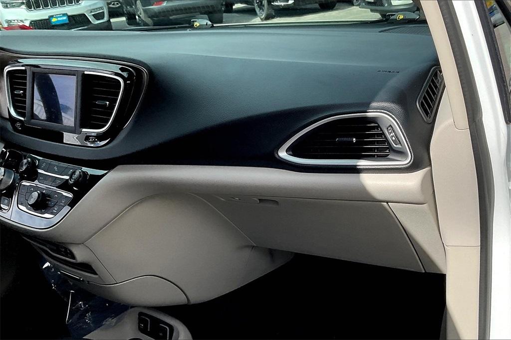 2018 Chrysler Pacifica Touring L - Photo 12