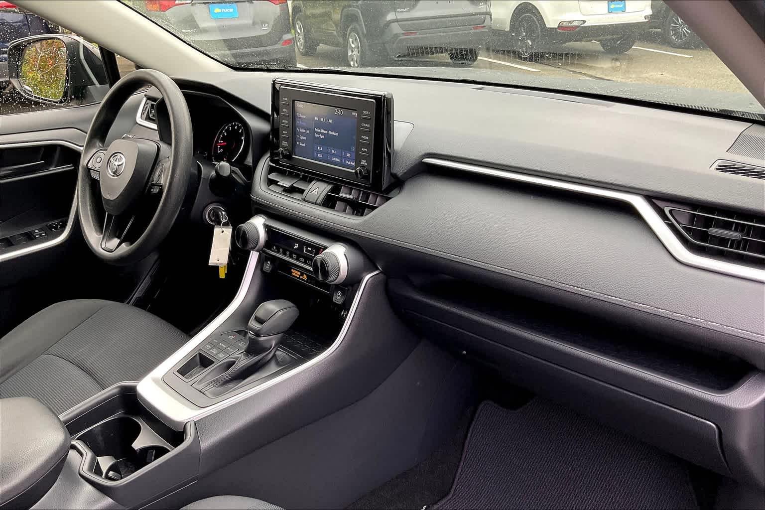 2019 Toyota RAV4 LE - Photo 21