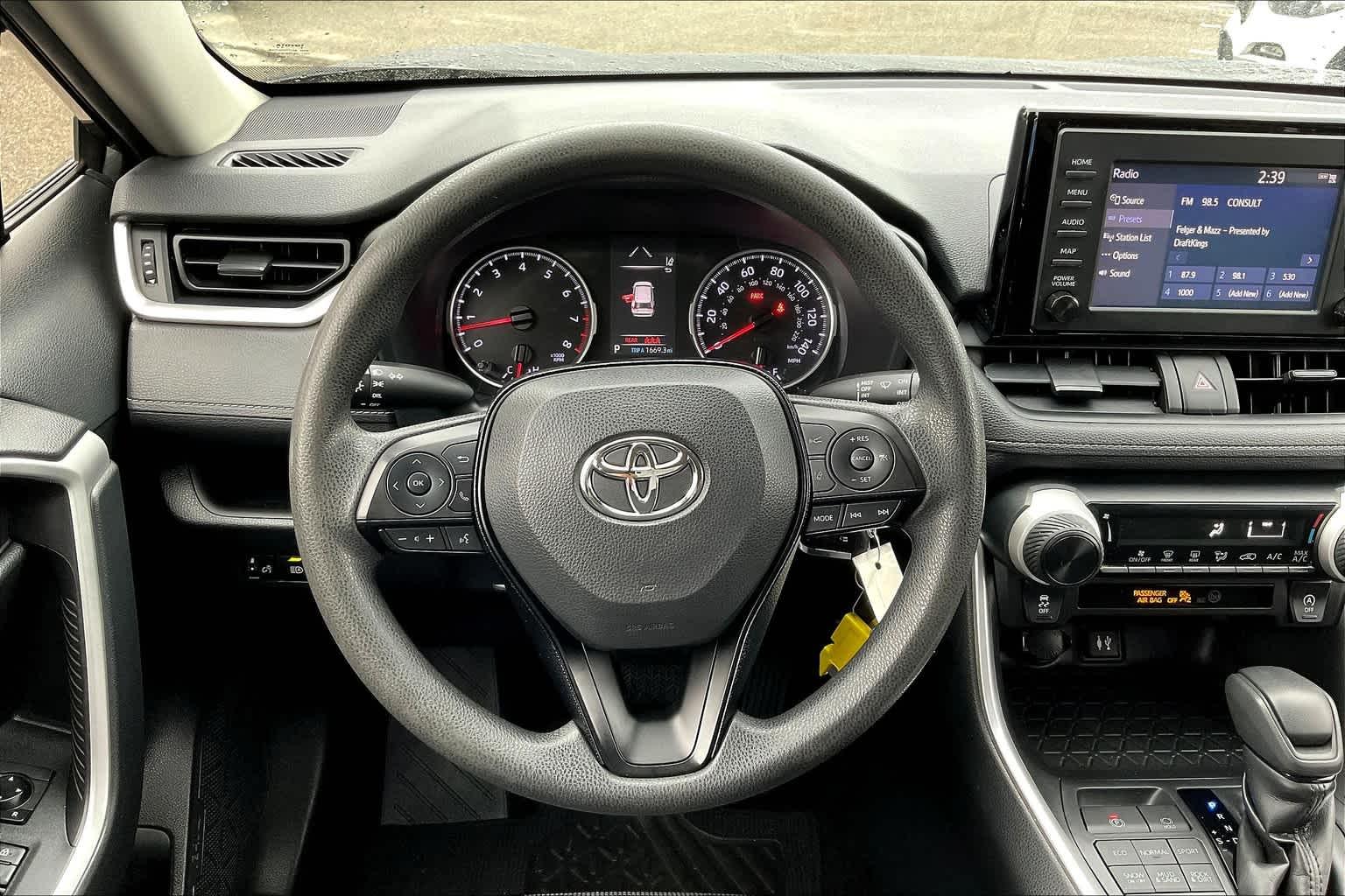 2019 Toyota RAV4 LE - Photo 25