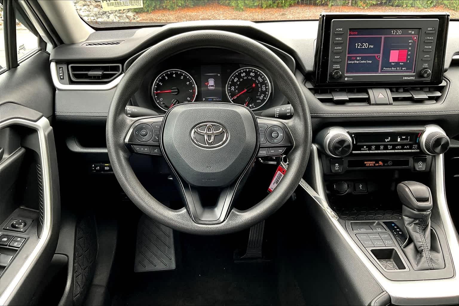 2021 Toyota RAV4 LE - Photo 17