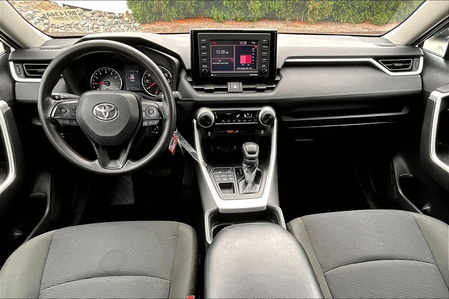 2021 Toyota RAV4 LE - Photo 21