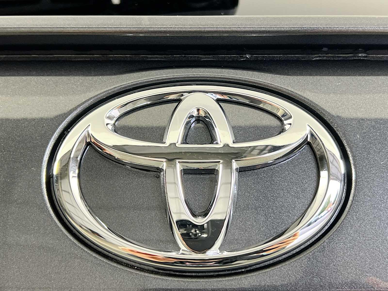 2024 Toyota RAV4 XLE - Photo 18