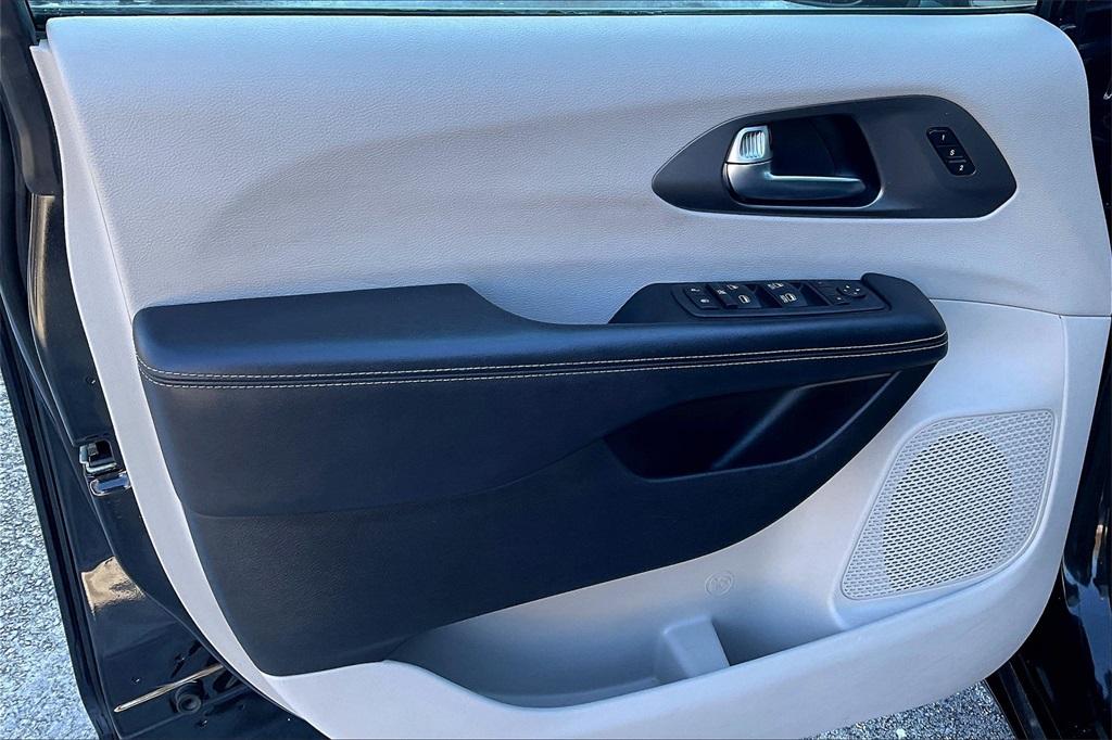 2022 Chrysler Pacifica Touring L - Photo 8