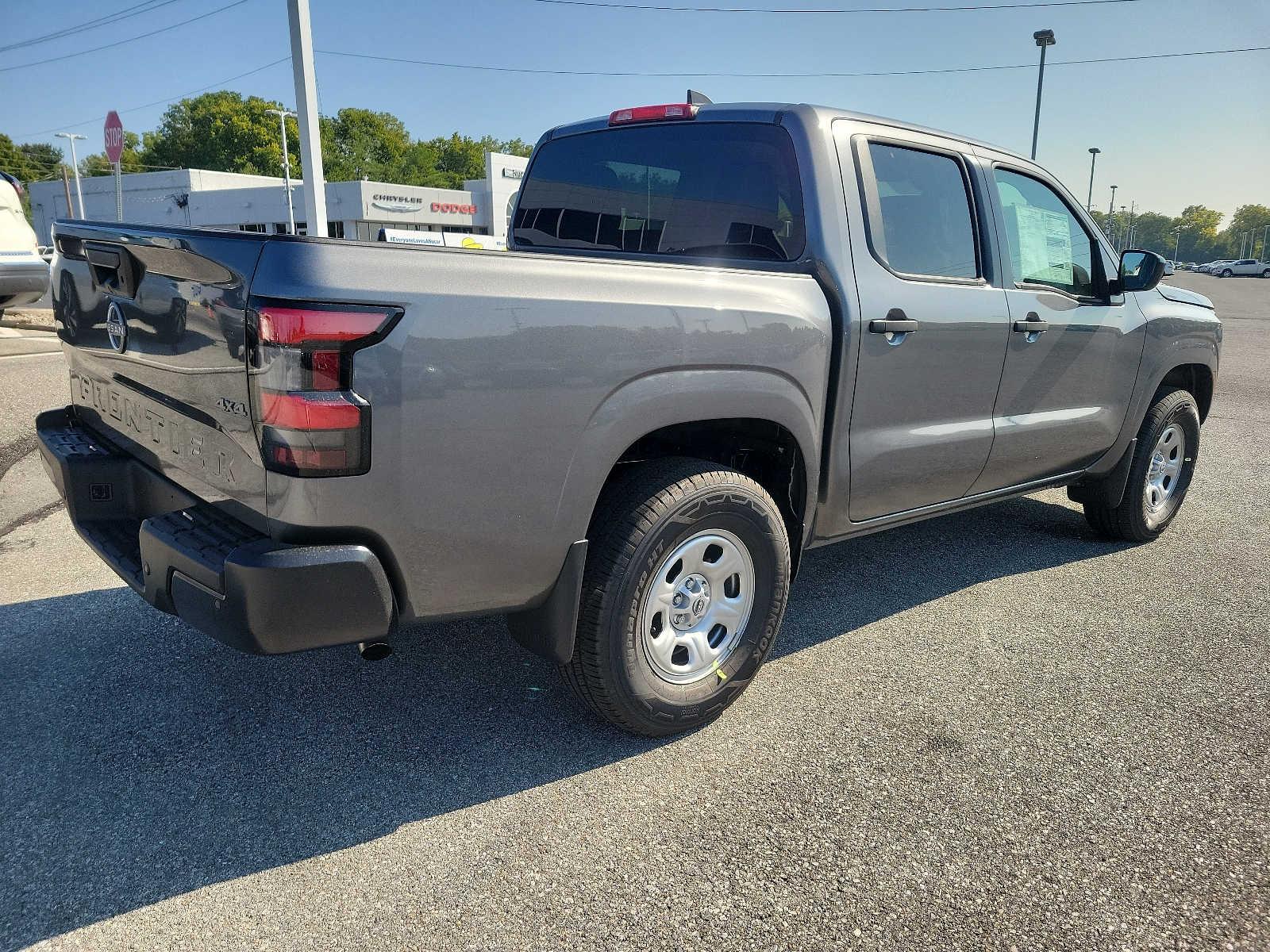 2024 Nissan Frontier S Crew Cab 4x4 - Photo 4