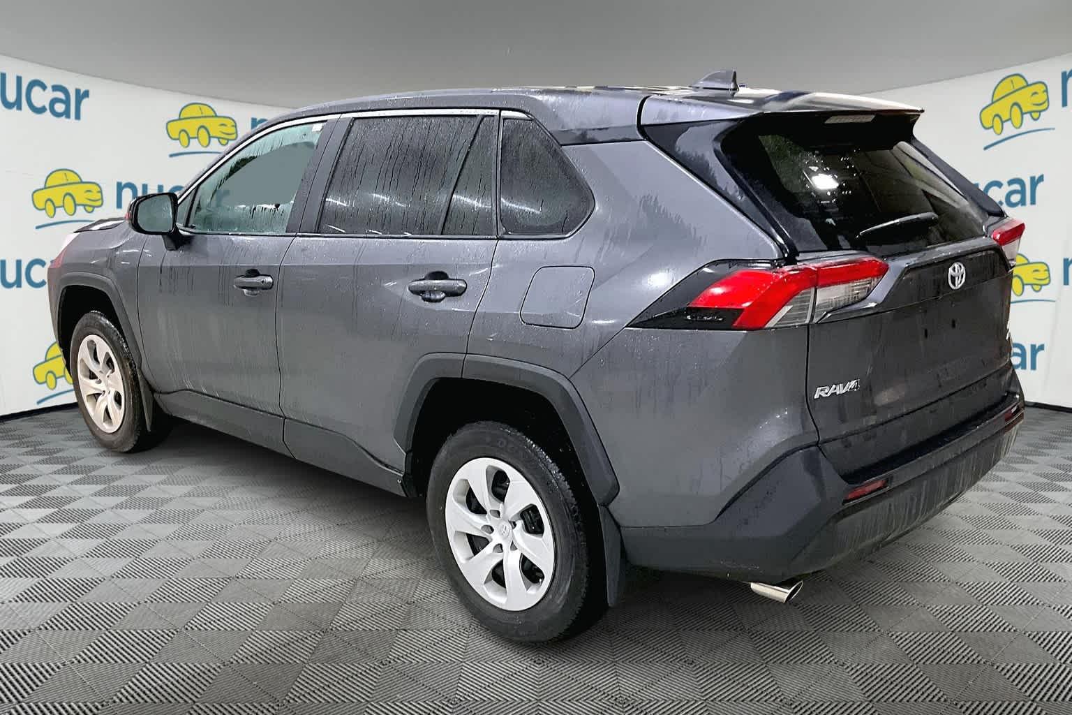 2022 Toyota RAV4 LE - Photo 4