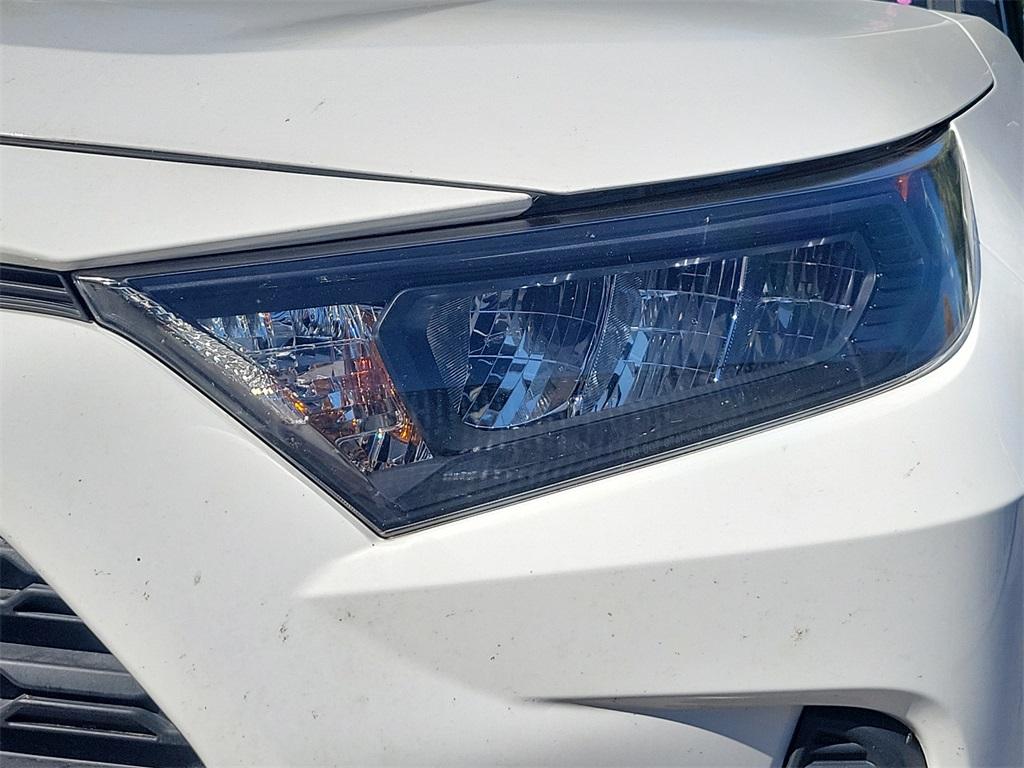 2019 Toyota RAV4 LE - Photo 9