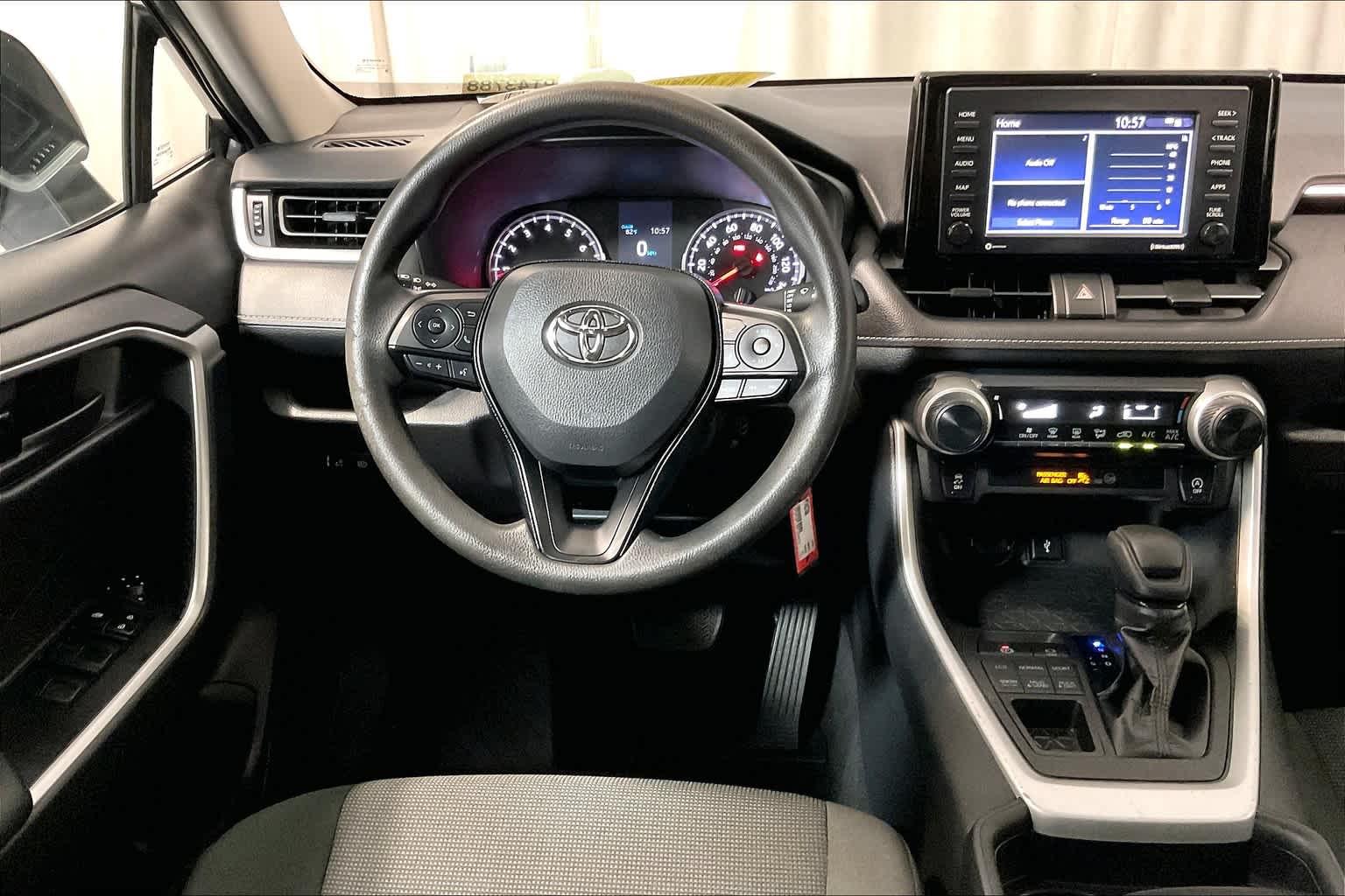 2021 Toyota RAV4 LE - Photo 17