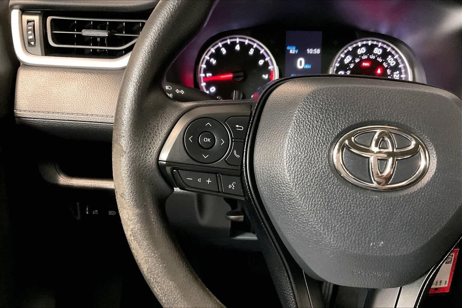 2021 Toyota RAV4 LE - Photo 22