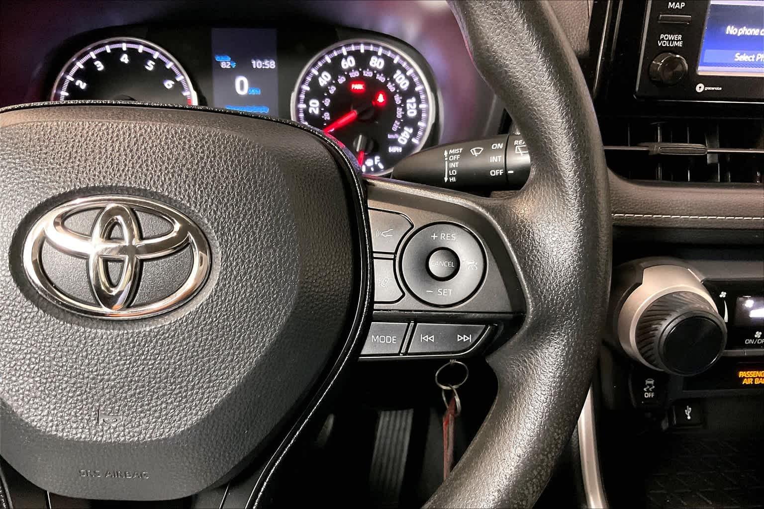 2021 Toyota RAV4 LE - Photo 23