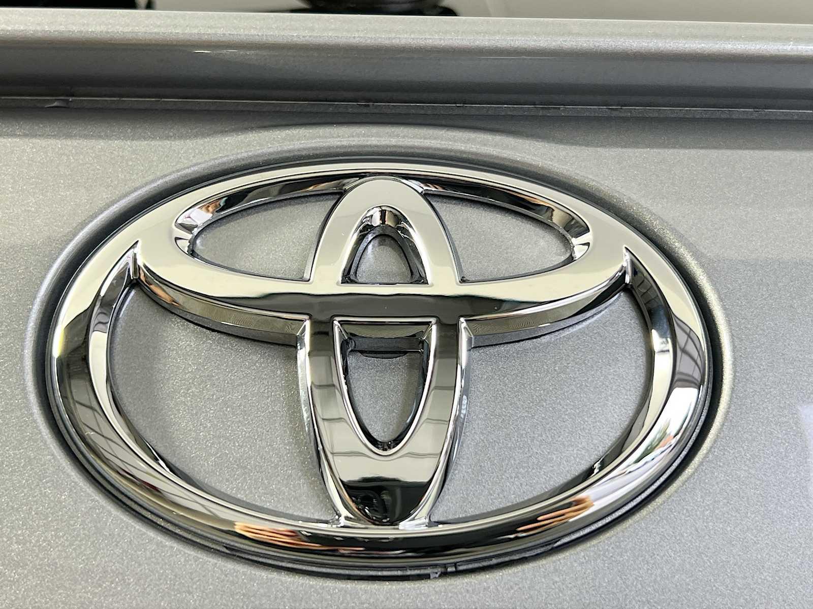 2024 Toyota RAV4 LE - Photo 18