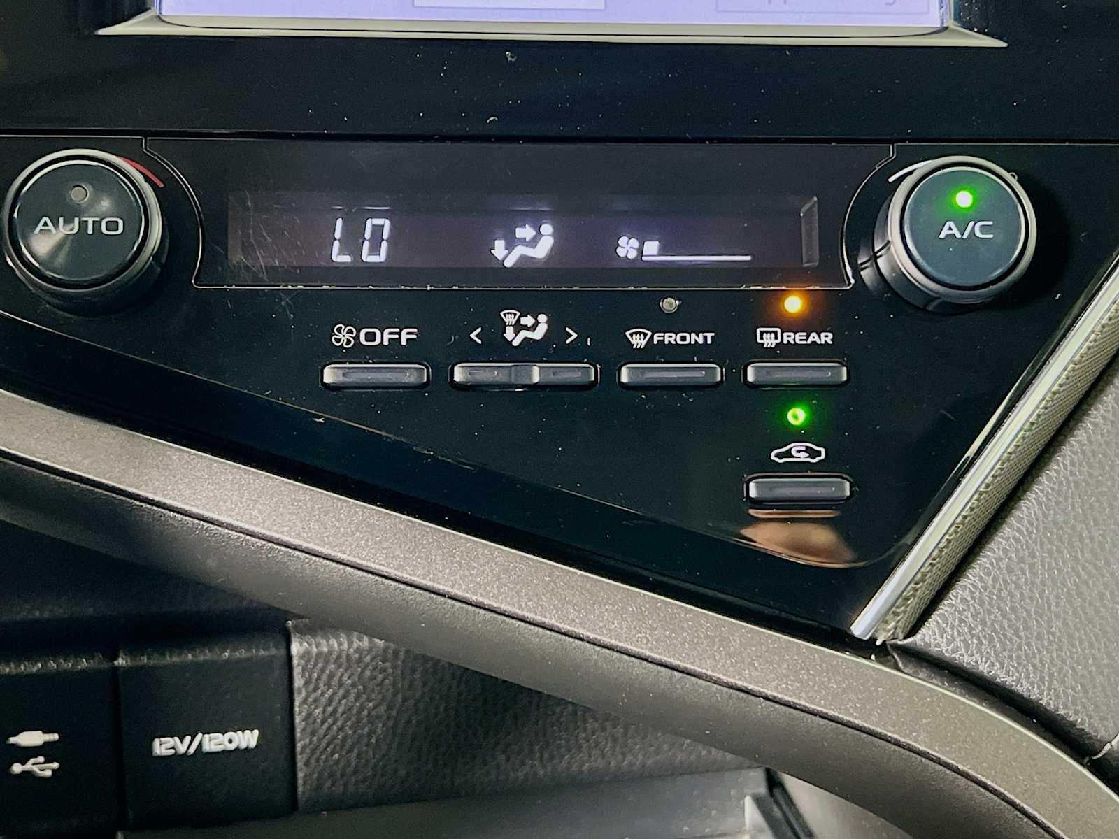 2018 Toyota Camry SE - Photo 15