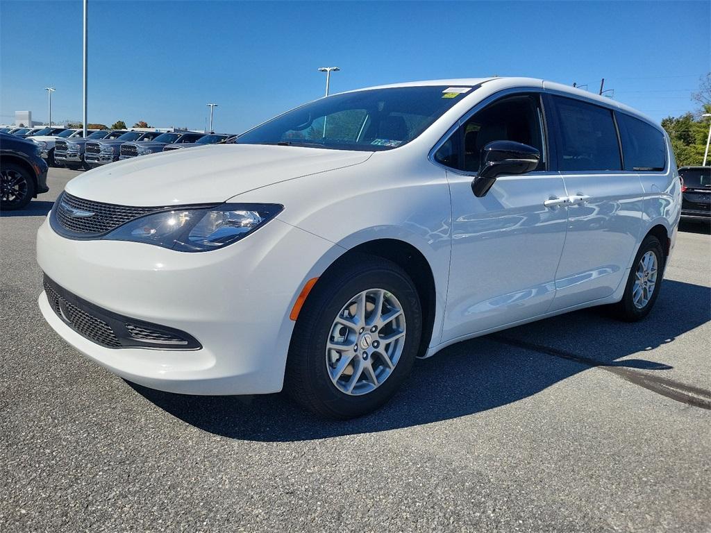 2025 Chrysler Voyager LX - Photo 2