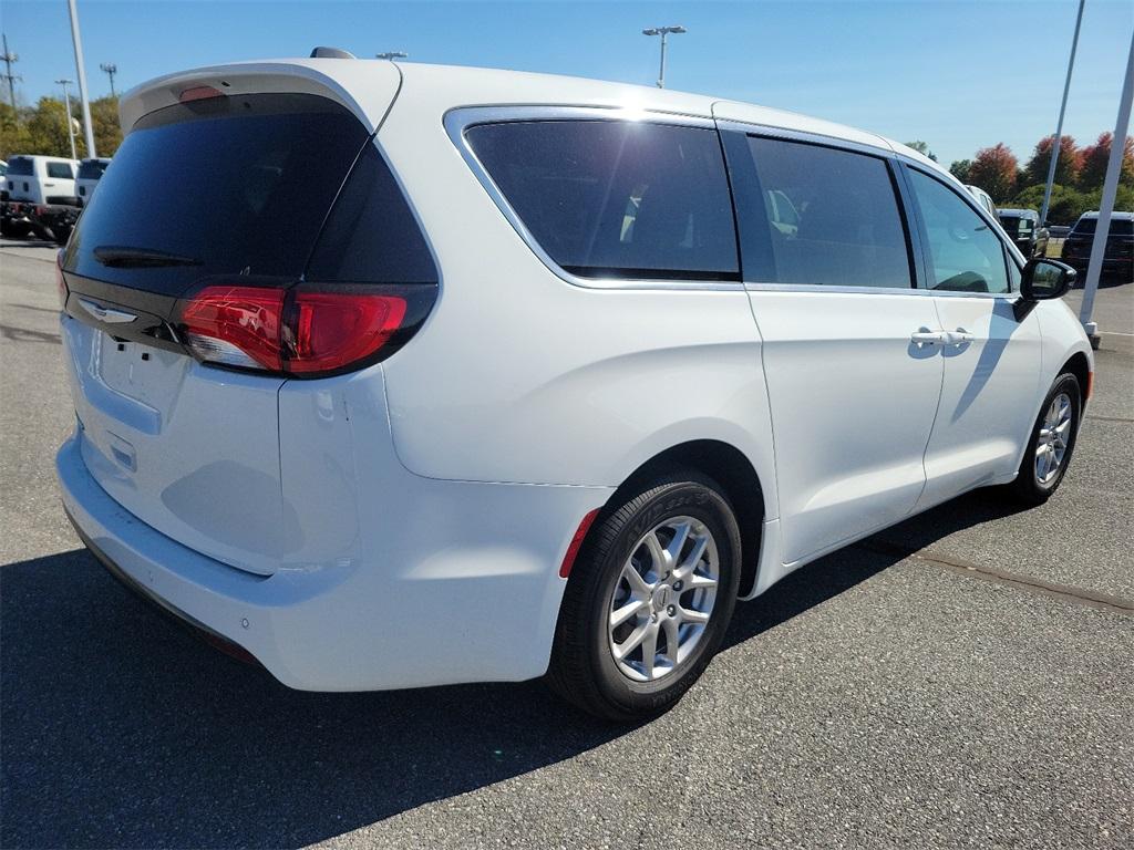 2025 Chrysler Voyager LX - Photo 4