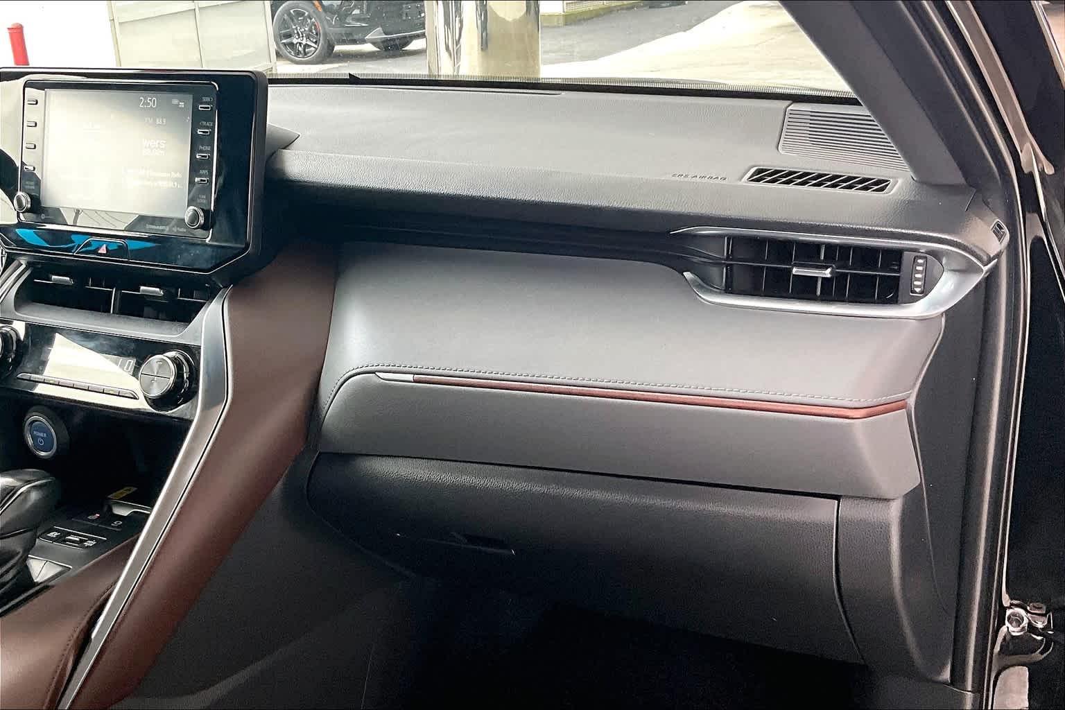 2021 Toyota Venza XLE - Photo 13