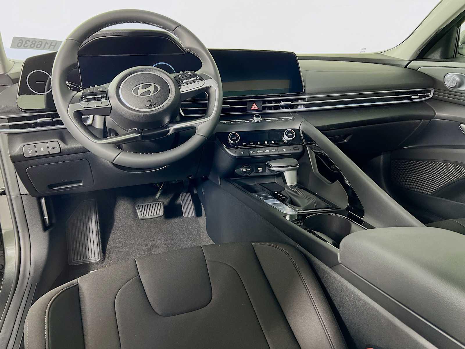 2025 Hyundai Elantra SEL Convenience - Photo 6