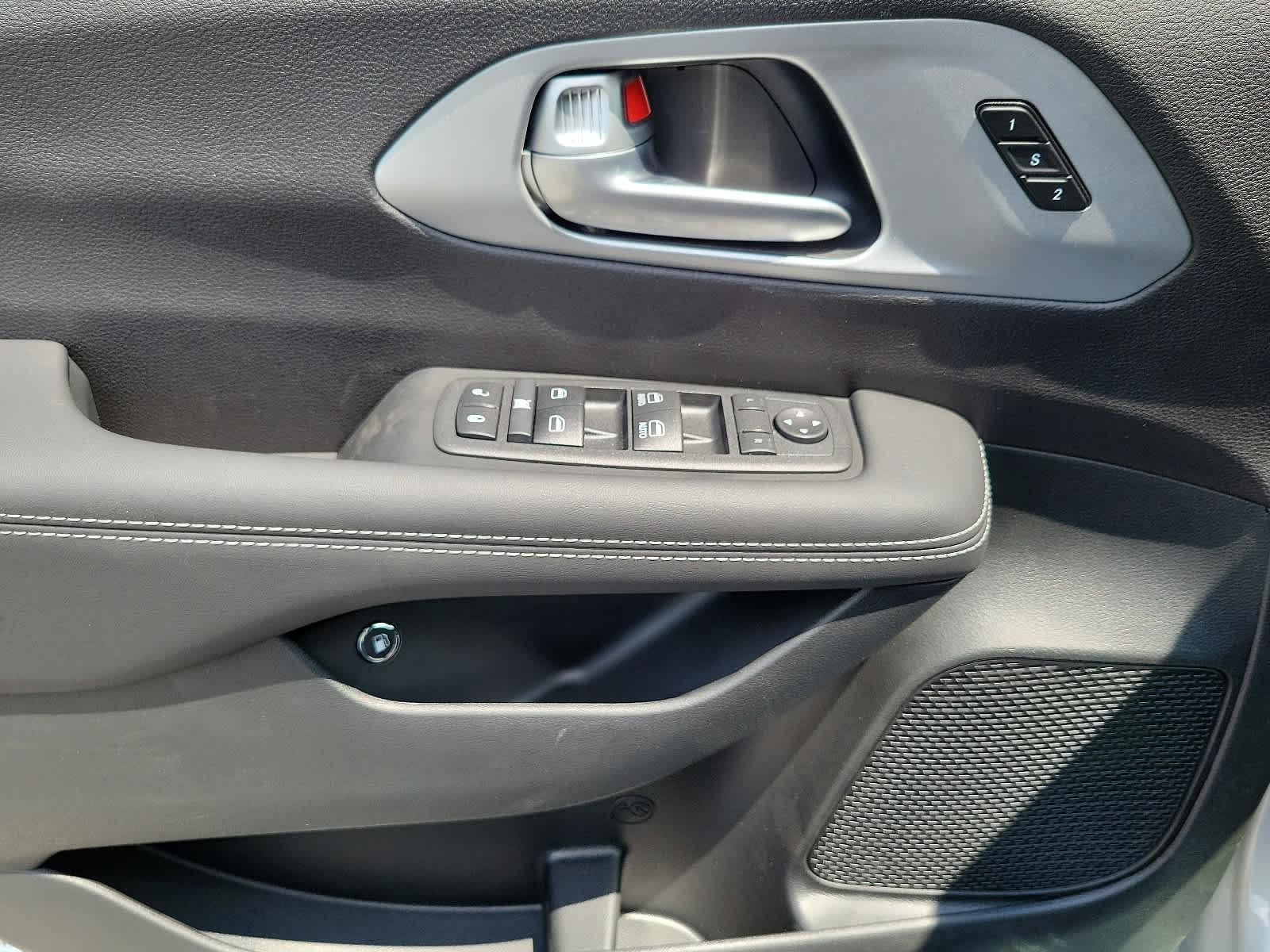 2024 Chrysler Pacifica Hybrid Select - Photo 12