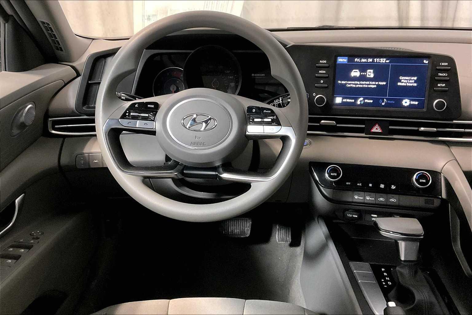 2022 Hyundai Elantra SEL - Photo 17