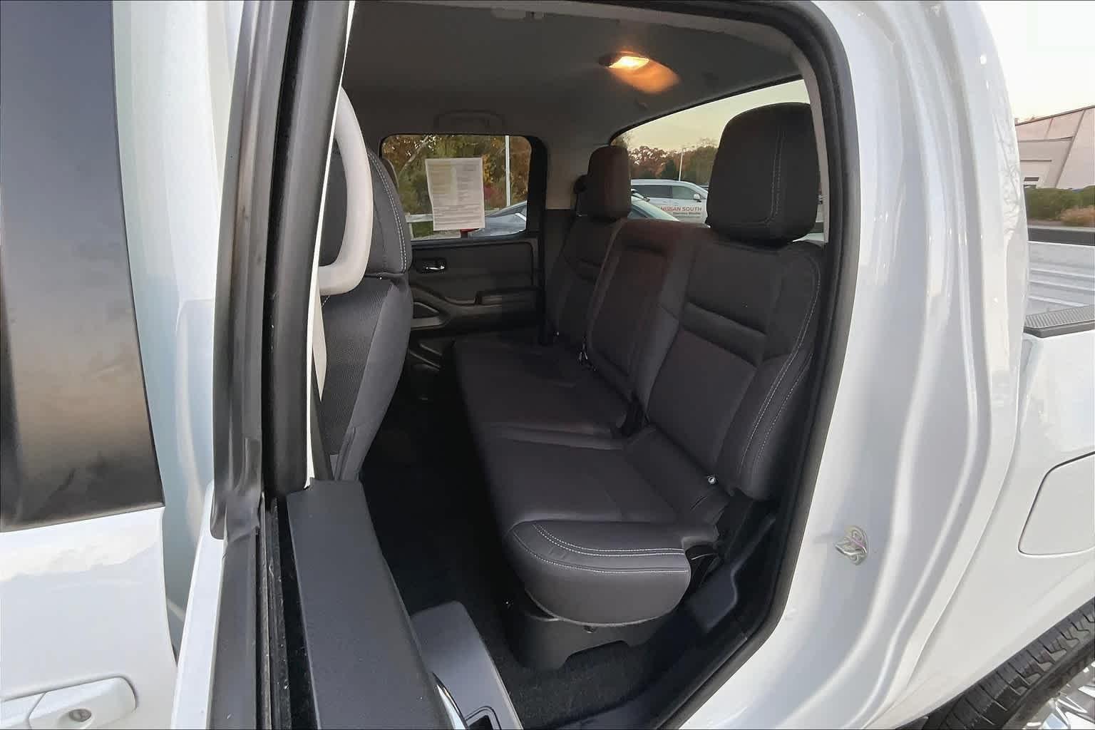 2022 Nissan Frontier SV Crew Cab 4x4 Auto - Photo 15