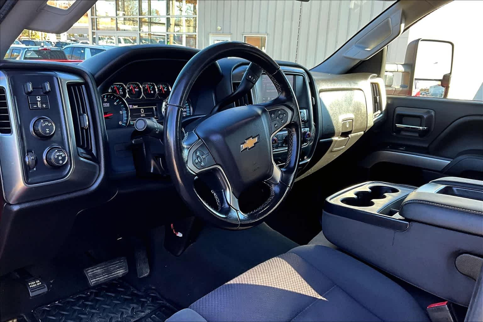 2019 Chevrolet Silverado 2500HD LT 4WD Double Cab 144.2 - Photo 8