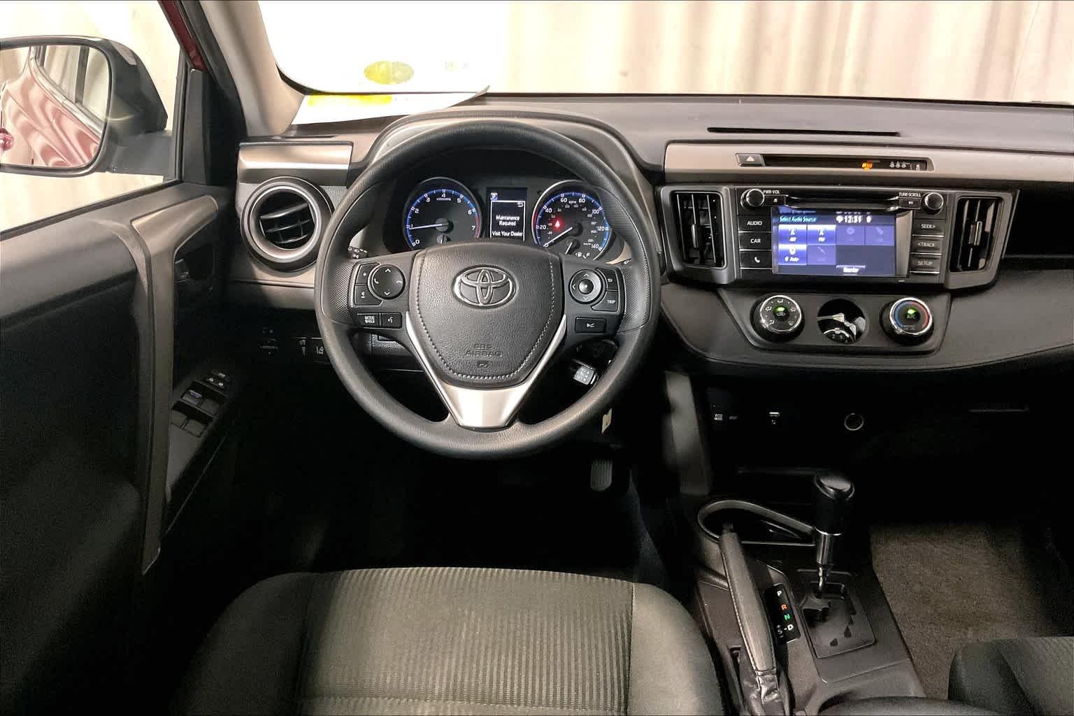 2018 Toyota RAV4 LE - Photo 17