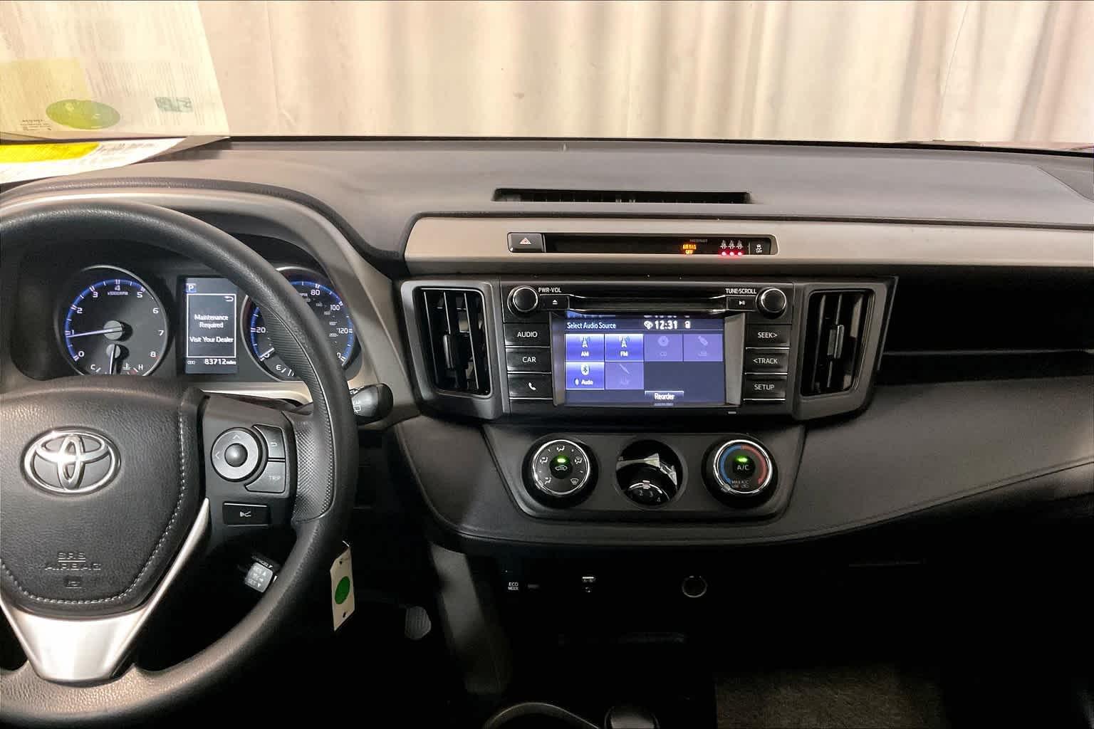 2018 Toyota RAV4 LE - Photo 18