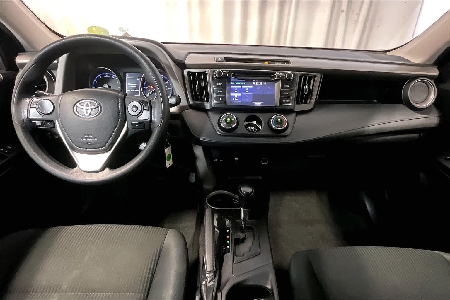 2018 Toyota RAV4 LE - Photo 21