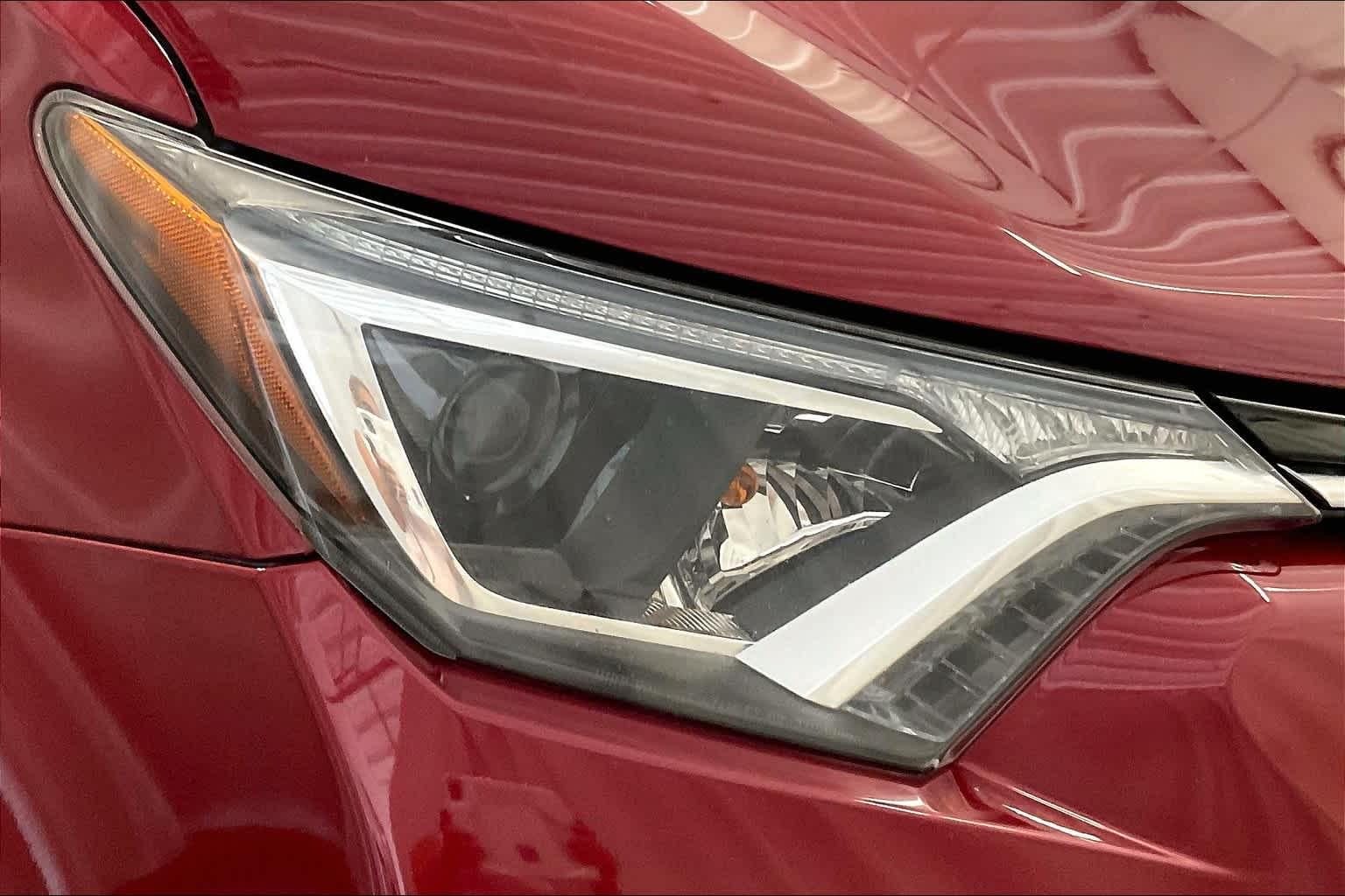 2018 Toyota RAV4 LE - Photo 32