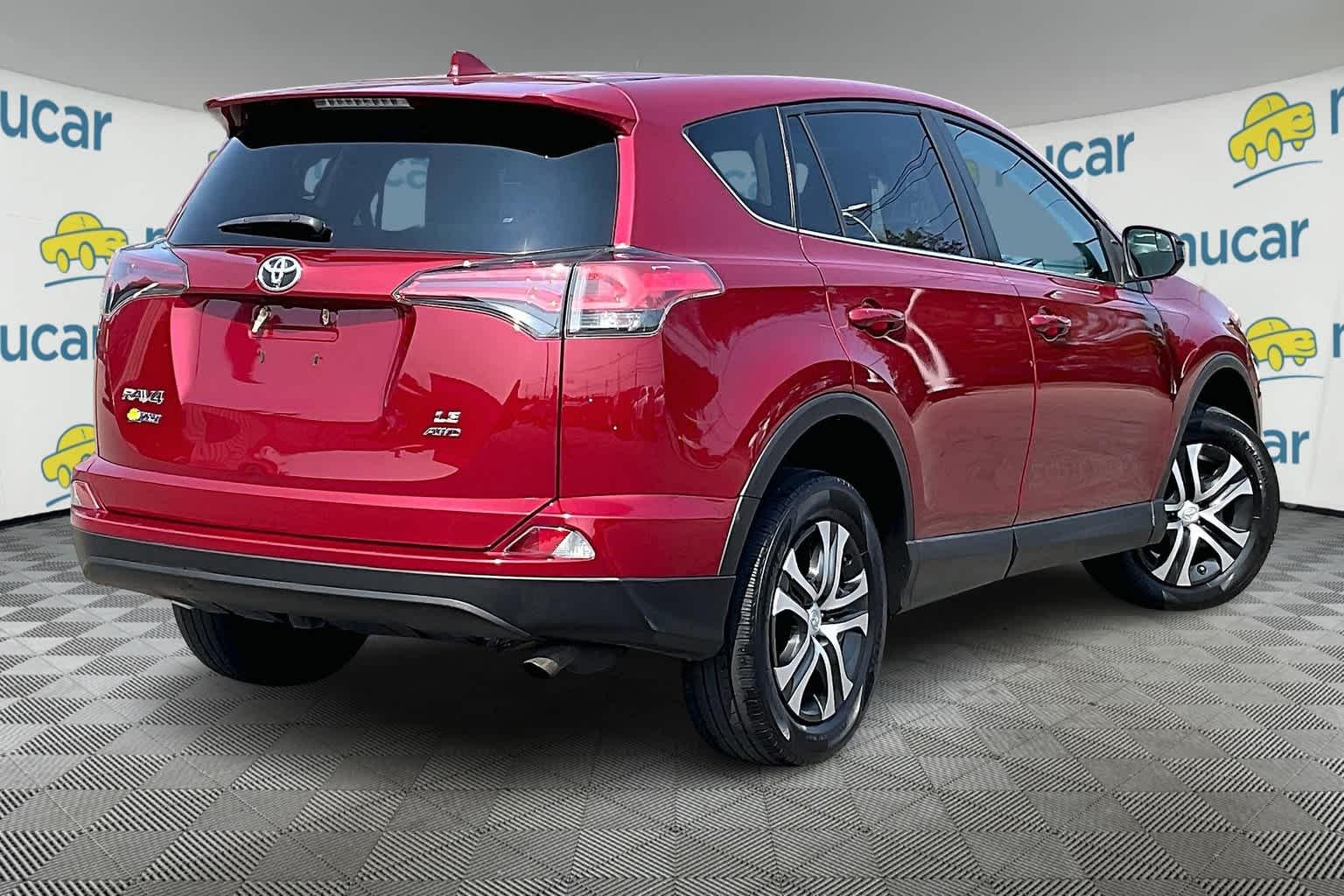 2018 Toyota RAV4 LE - Photo 6