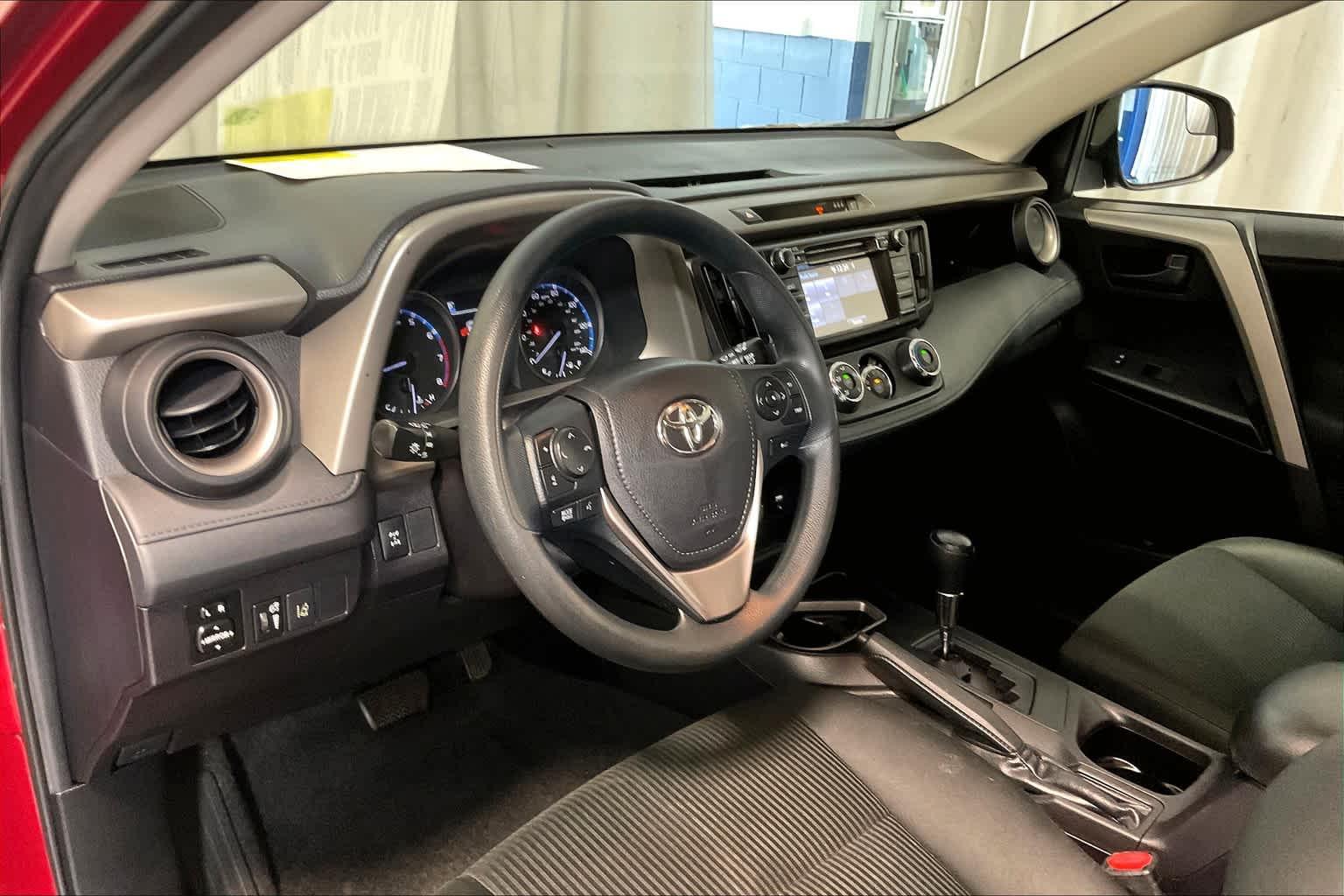 2018 Toyota RAV4 LE - Photo 8