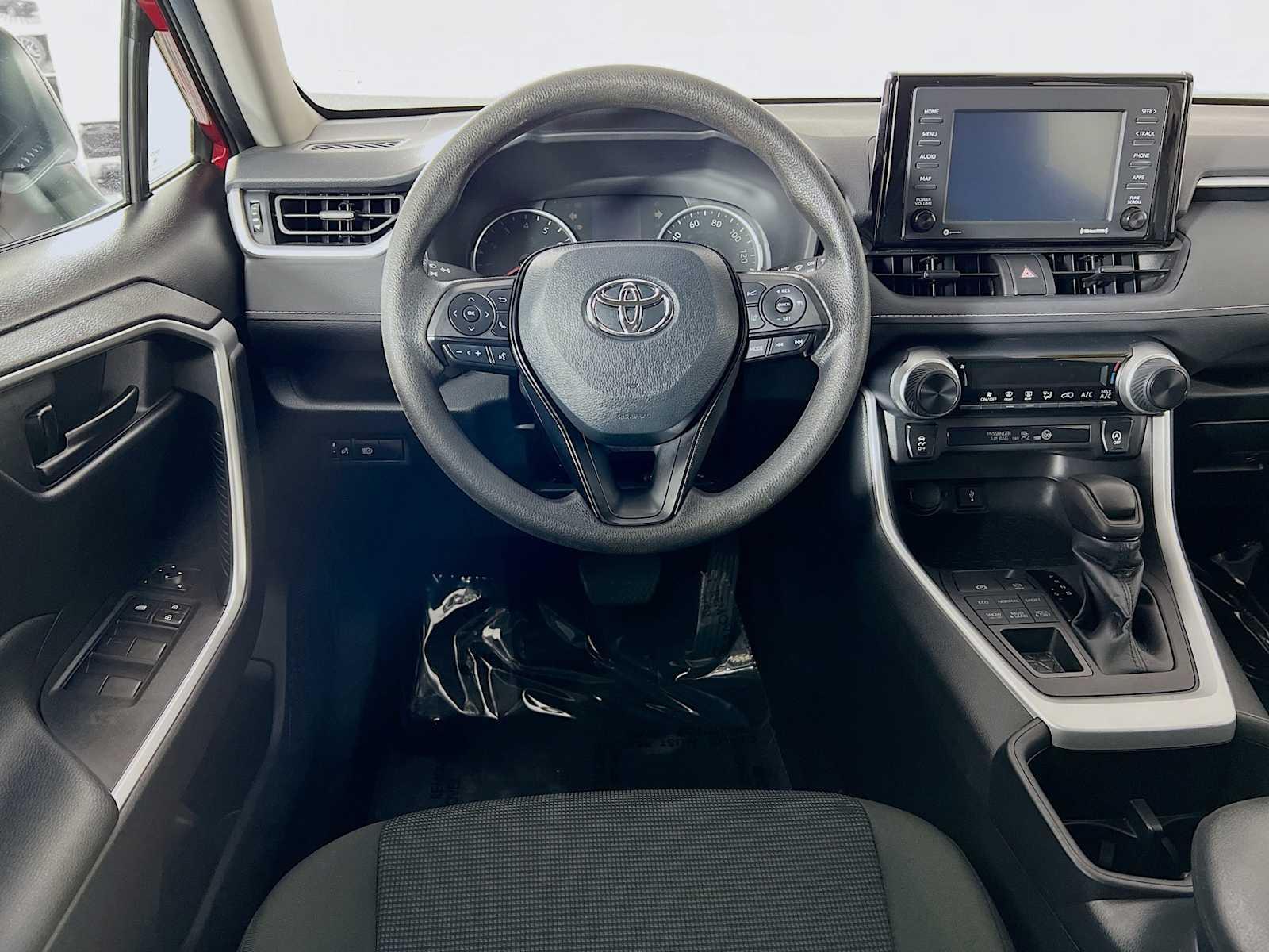 2022 Toyota RAV4 LE - Photo 21