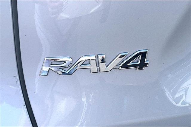 2021 Toyota RAV4 XLE - Photo 8