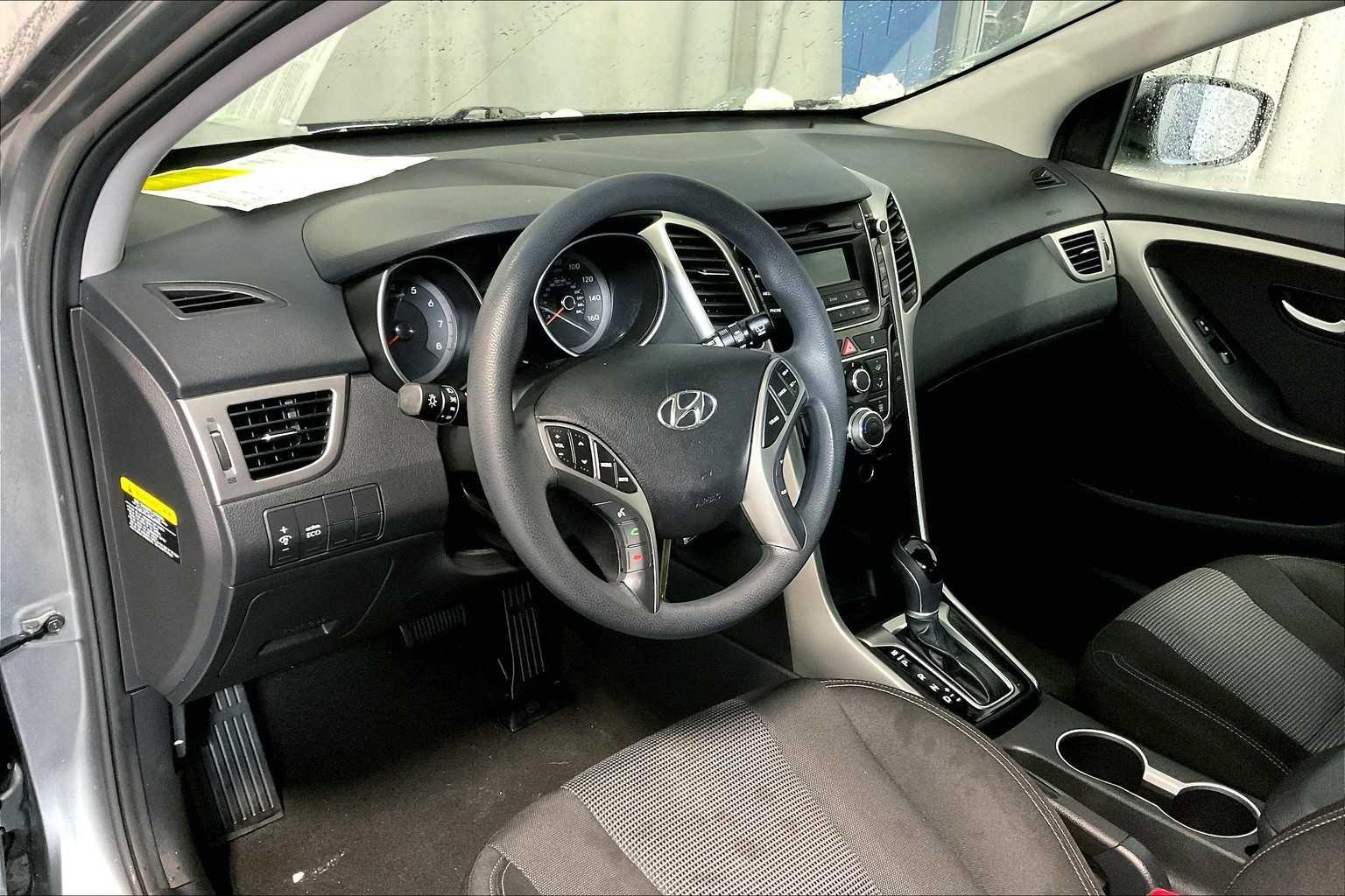 2017 Hyundai Elantra GT  - Photo 8