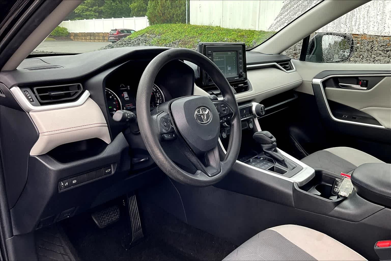 2021 Toyota RAV4 XLE - Photo 8