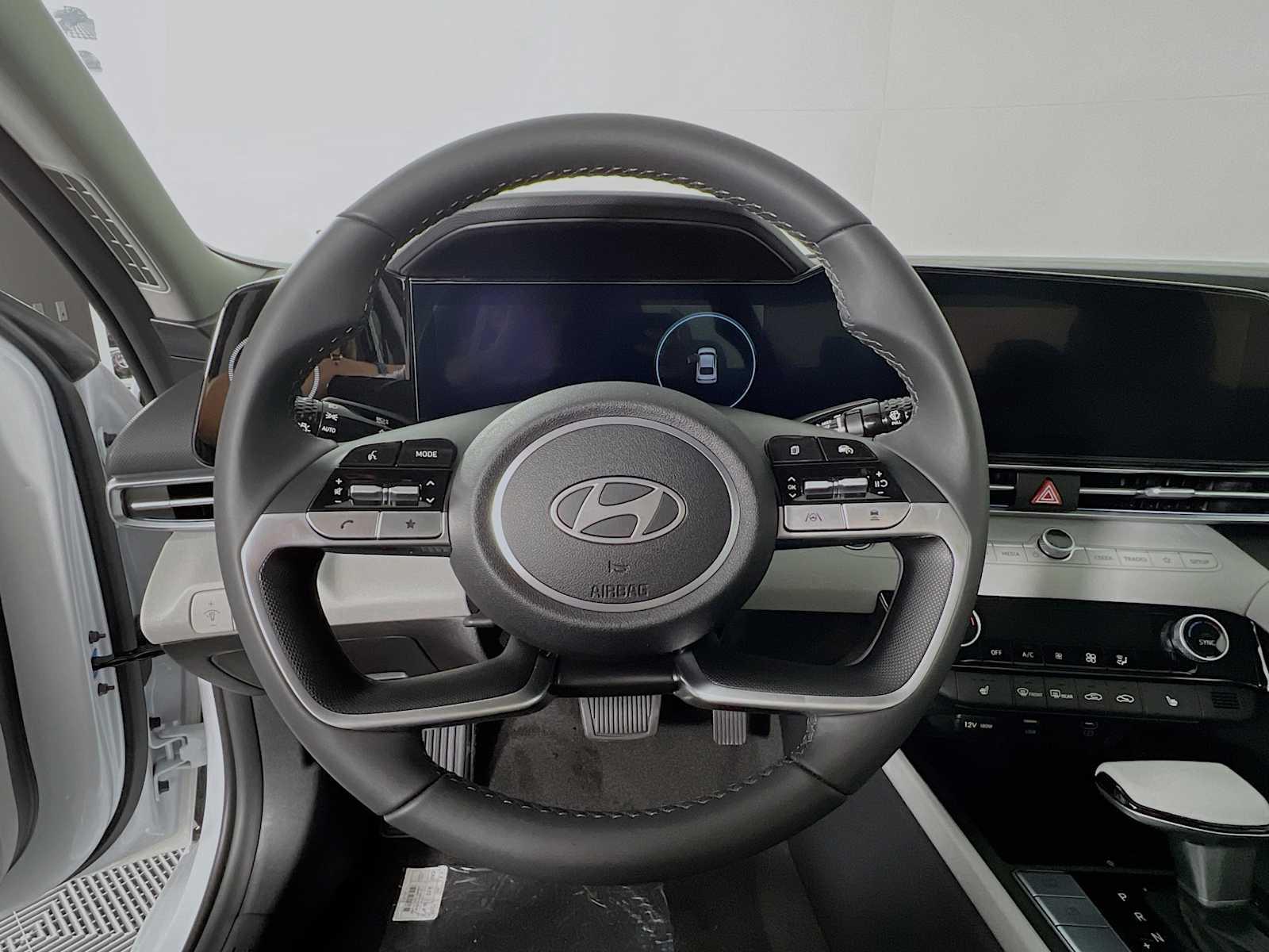 2025 Hyundai Elantra Limited - Photo 7