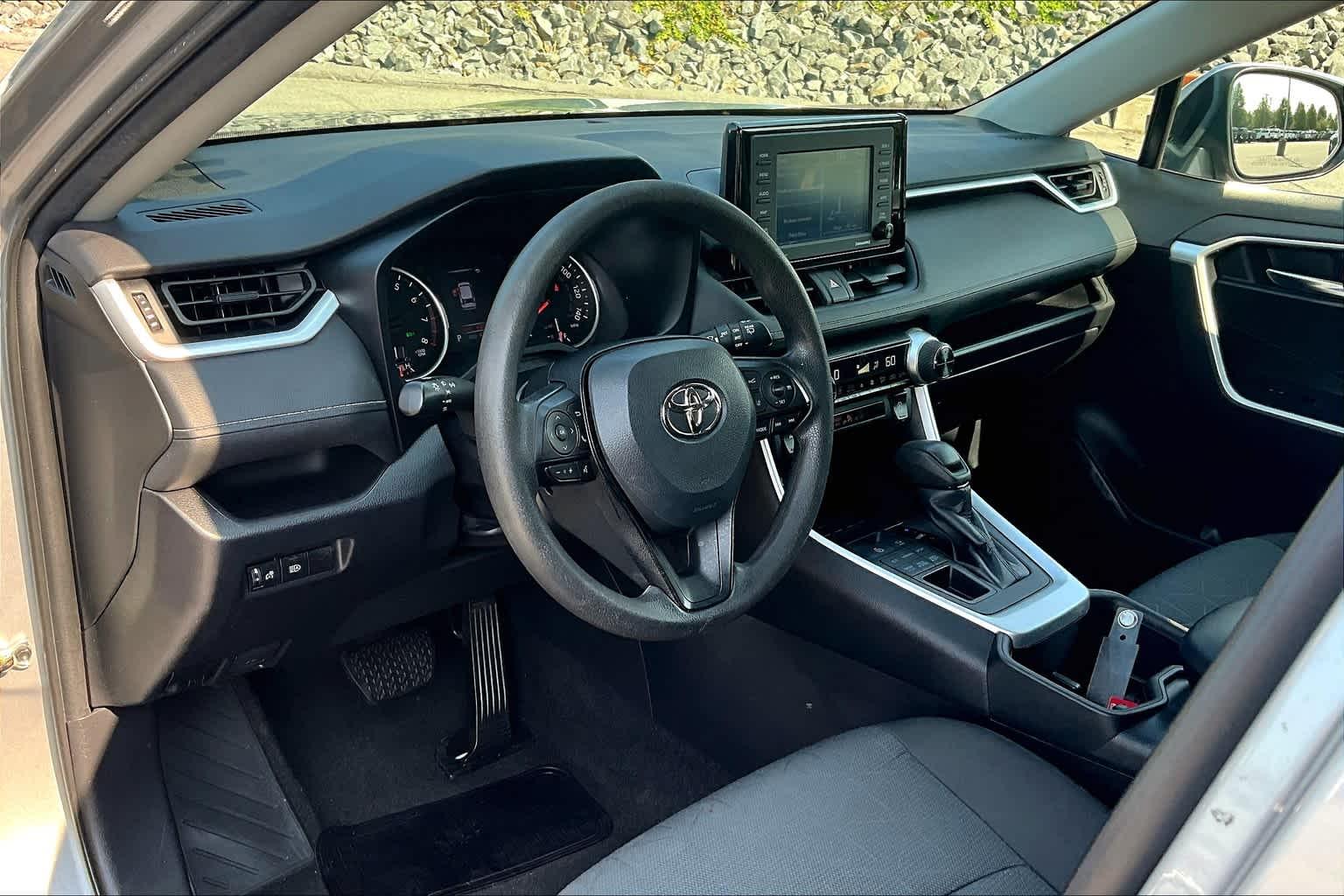 2022 Toyota RAV4 XLE - Photo 8