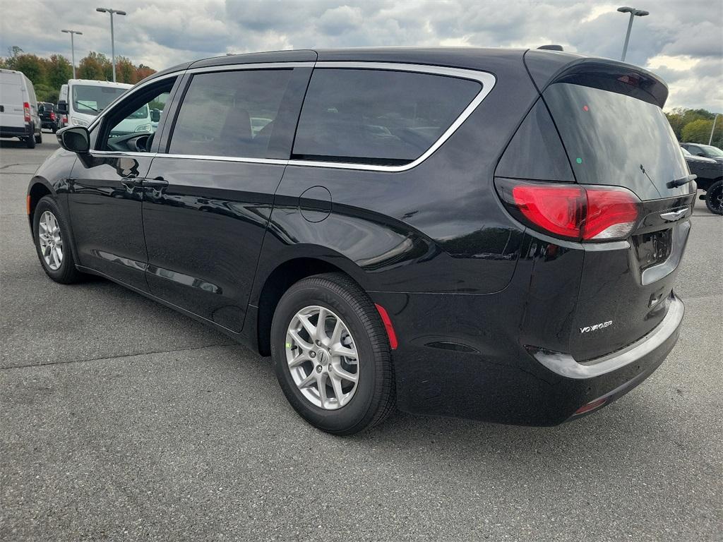 2025 Chrysler Voyager LX - Photo 3