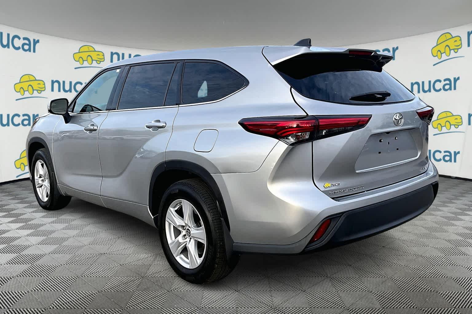 2022 Toyota Highlander LE - Photo 4