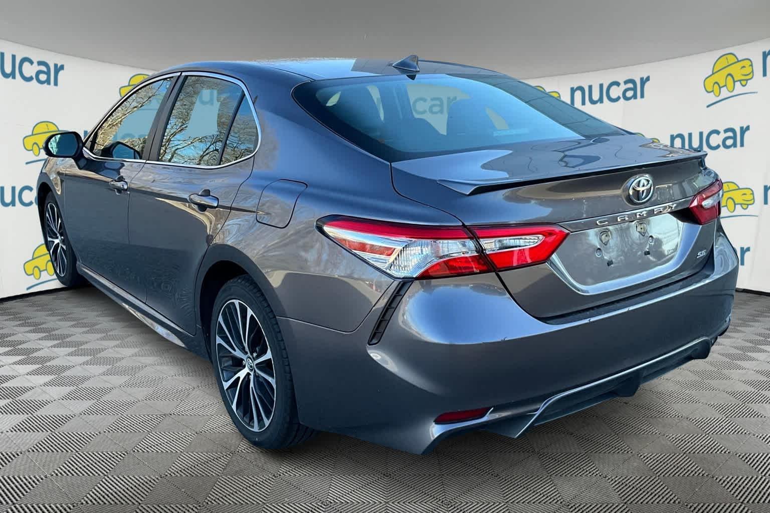 2020 Toyota Camry SE - Photo 3