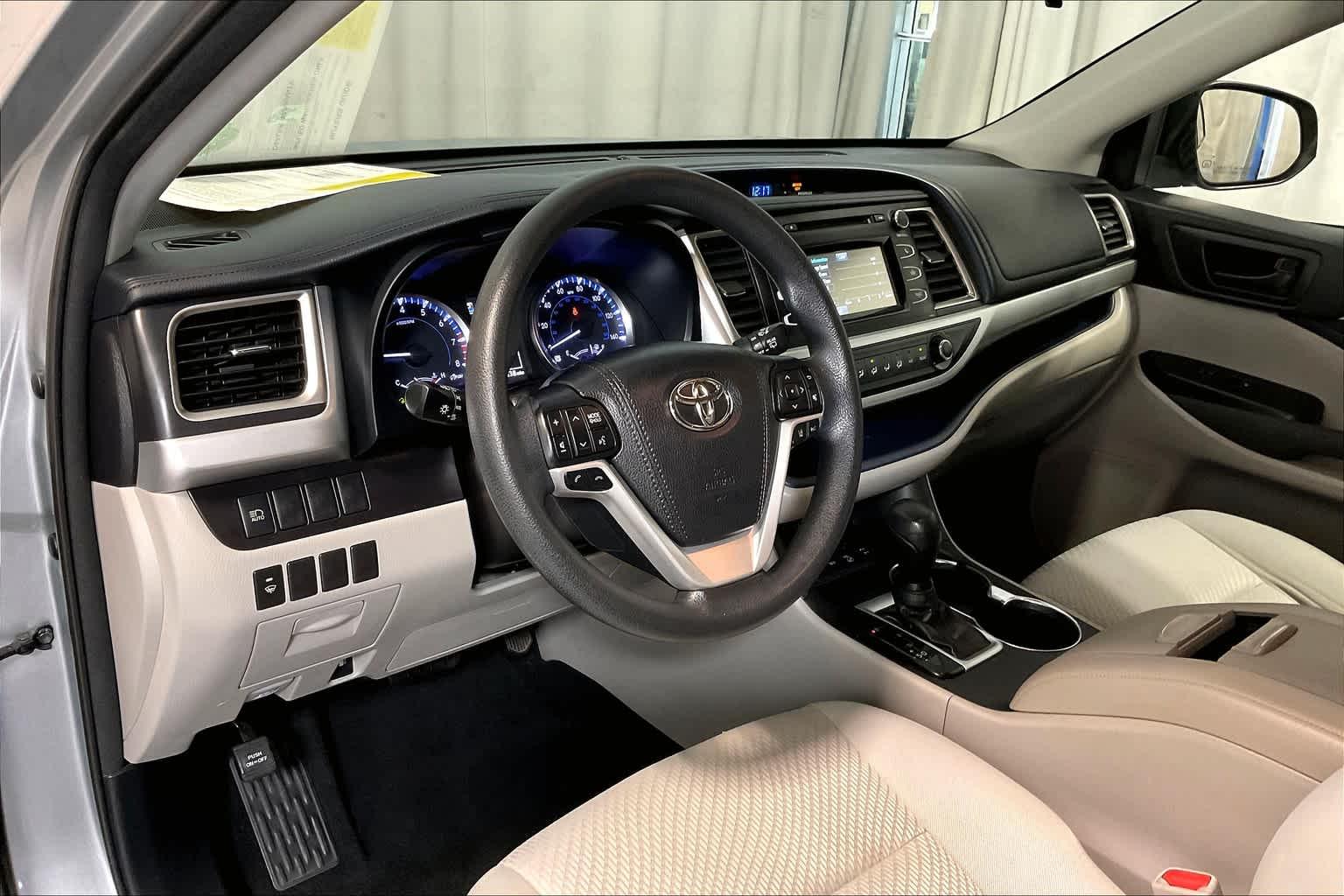 2018 Toyota Highlander LE - Photo 8