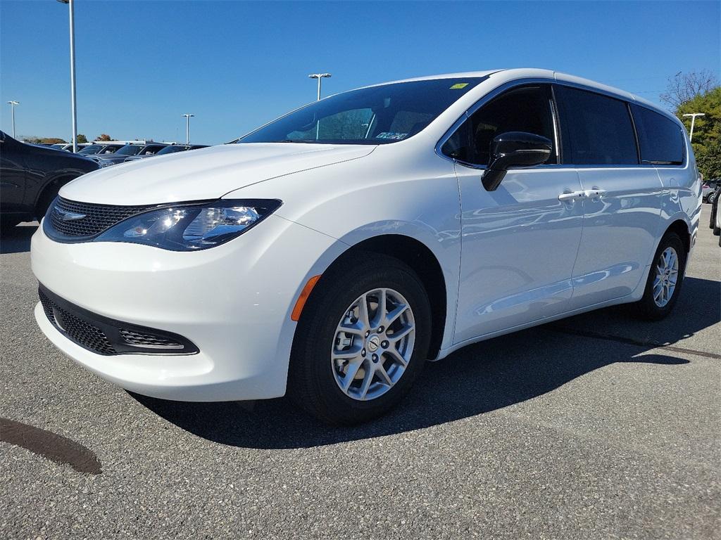 2025 Chrysler Voyager LX - Photo 2