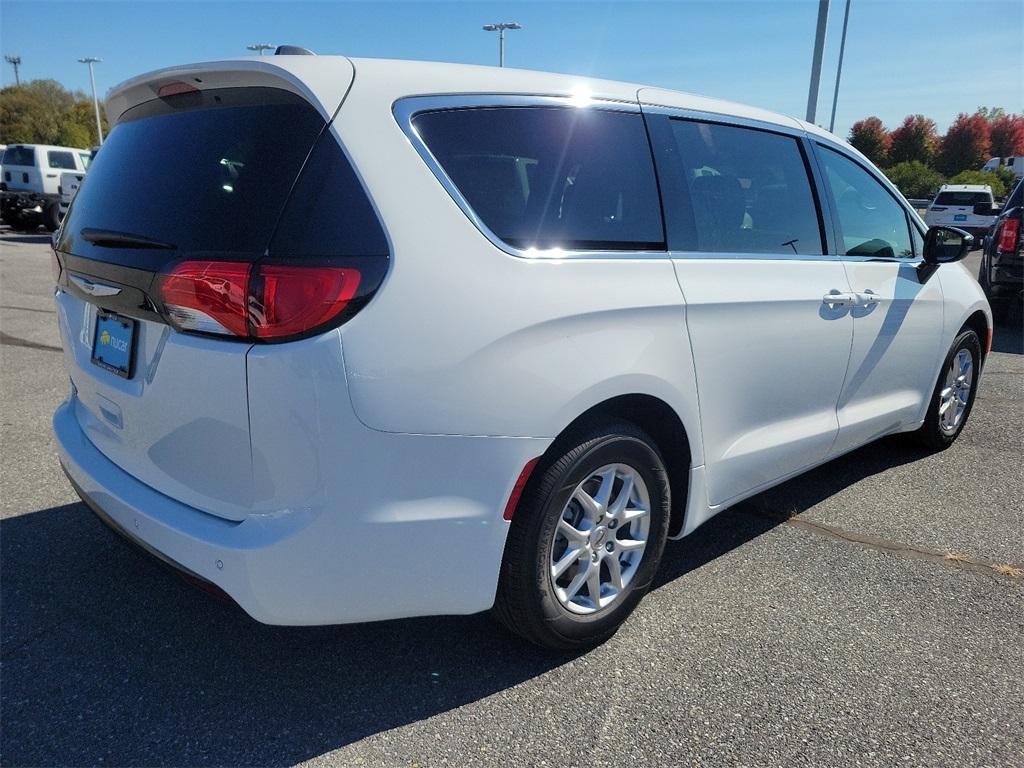 2025 Chrysler Voyager LX - Photo 4