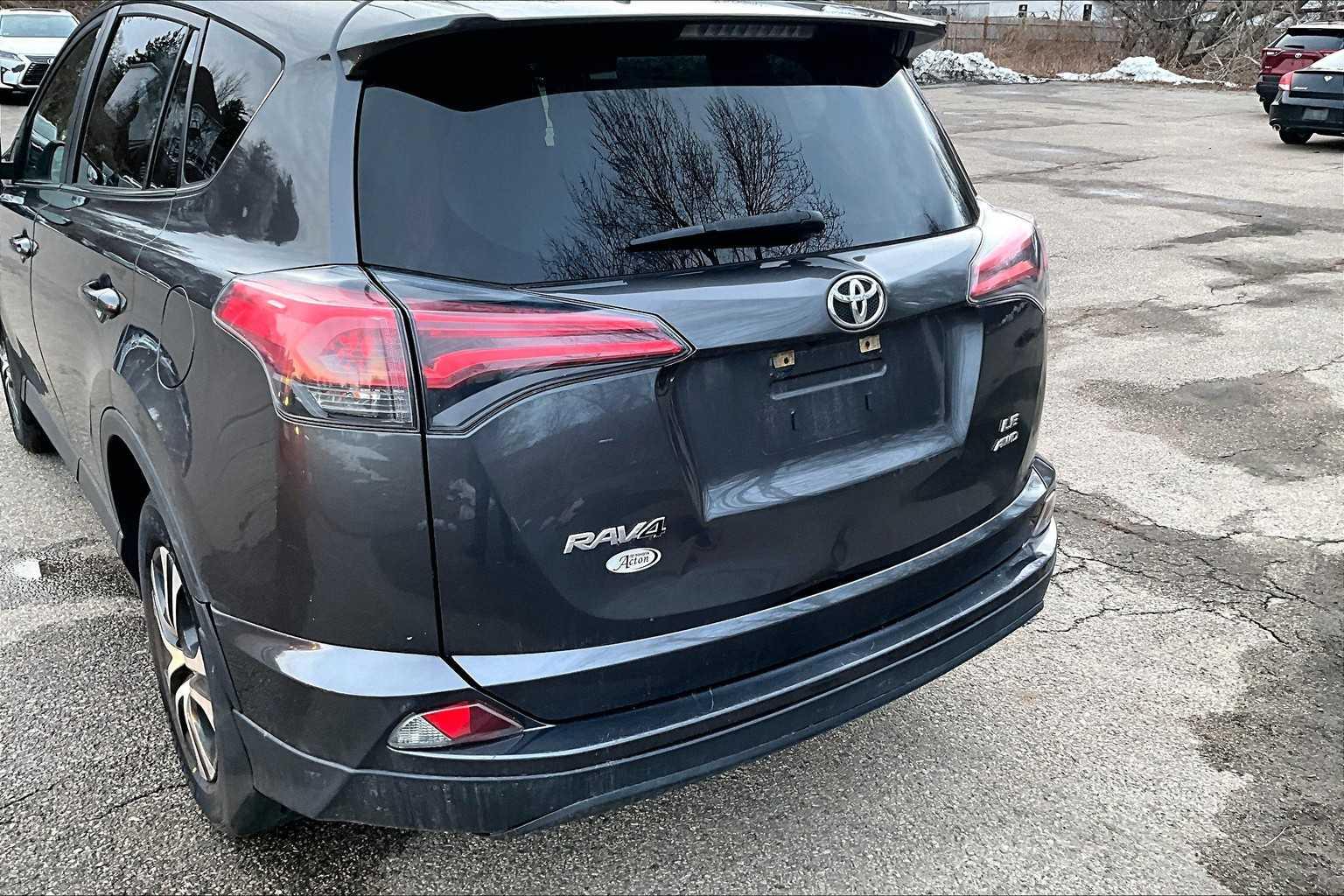 2017 Toyota RAV4 LE - Photo 7