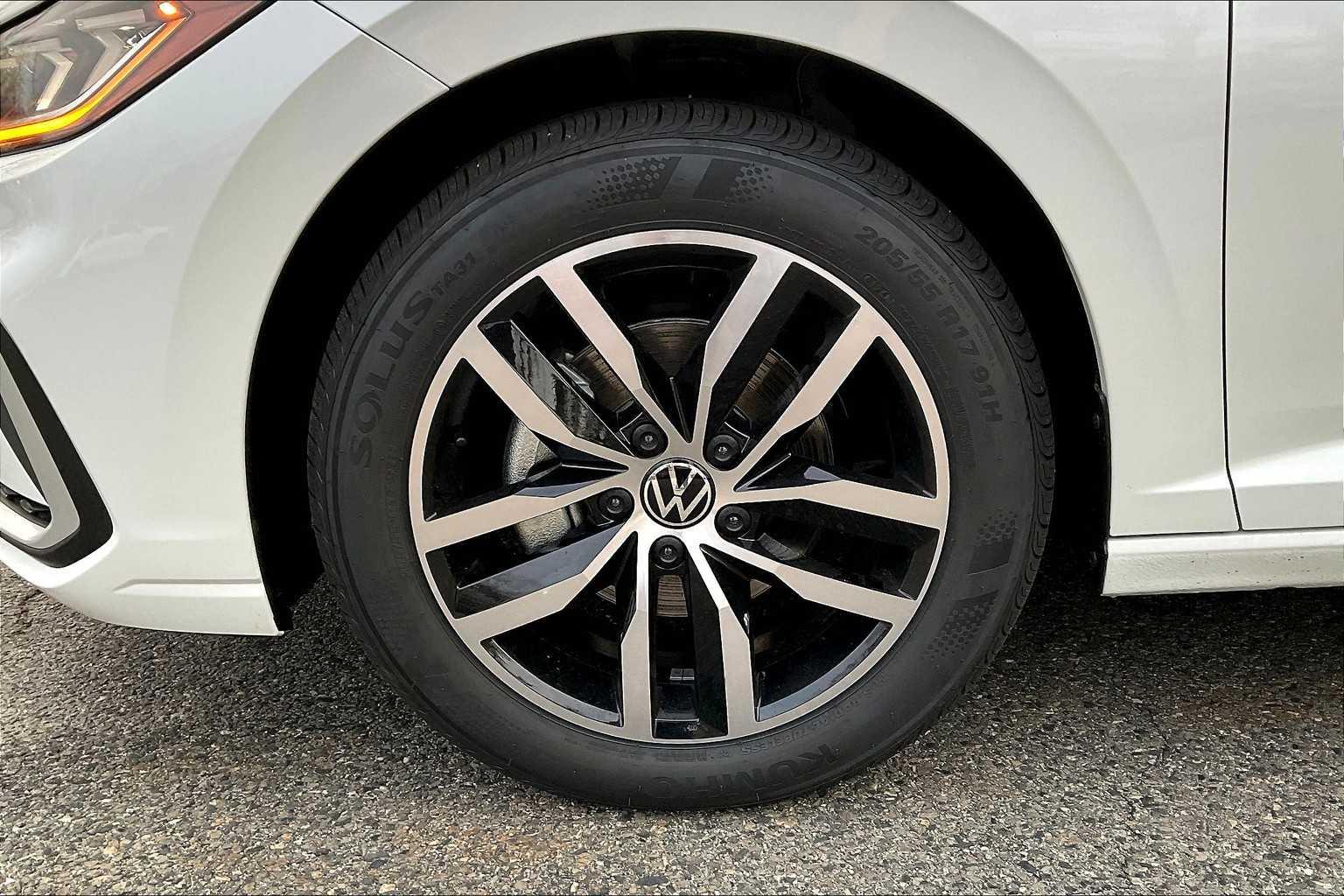 2025 Volkswagen Jetta SE - Photo 8