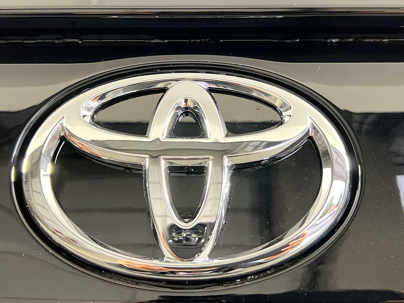 2024 Toyota RAV4 LE - Photo 18