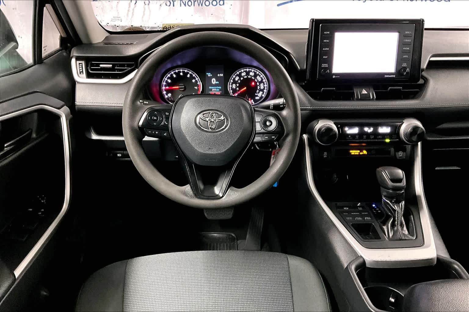 2020 Toyota RAV4 LE - Photo 17