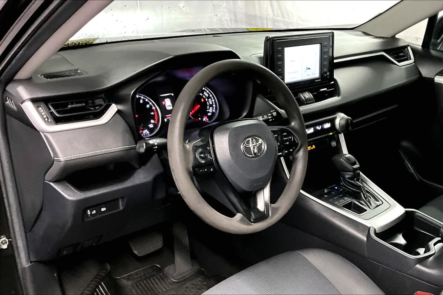 2020 Toyota RAV4 LE - Photo 8