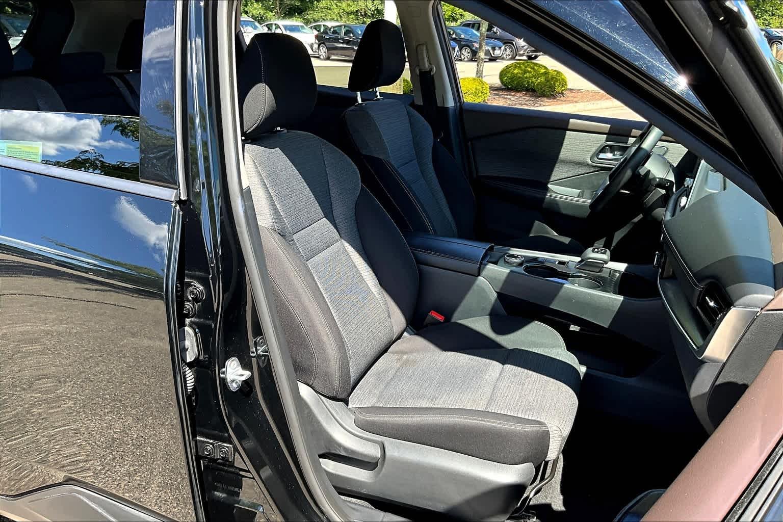 2021 Nissan Rogue SV - Photo 11