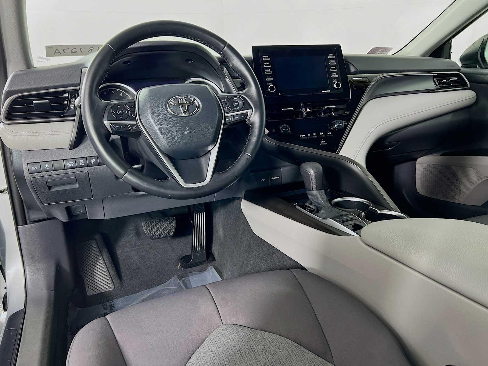 2022 Toyota Camry LE - Photo 9