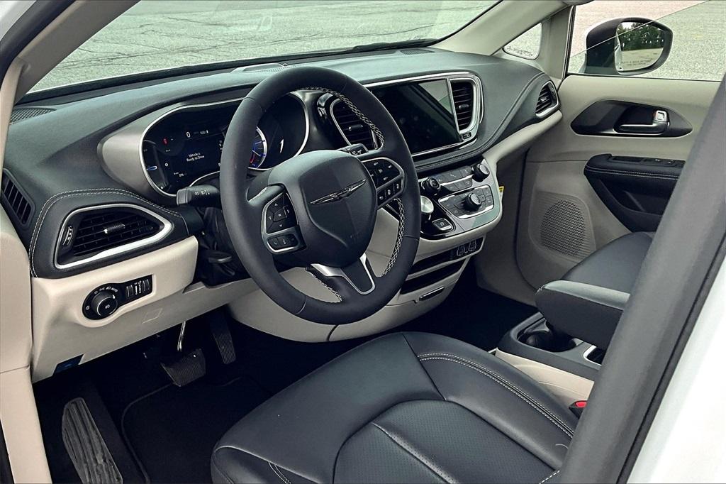 2023 Chrysler Pacifica Hybrid Touring L - Photo 8